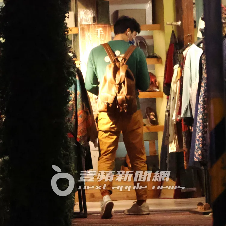 鳳小岳背著背包在天母的服飾店東看西看買衣服。特勤中心攝