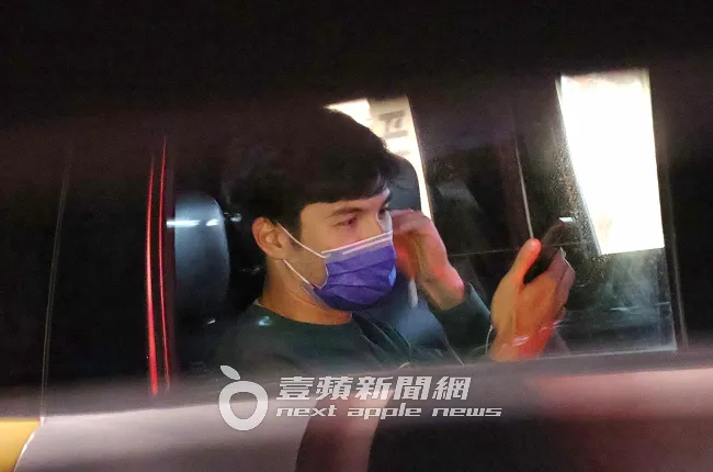 鳳小岳在車內戴上耳機線，切換通話模式繼續講手機。特勤中心攝