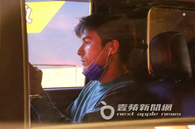 鳳小岳拉下口罩，邊戴著耳機，邊滑手機想事情。特勤中心攝