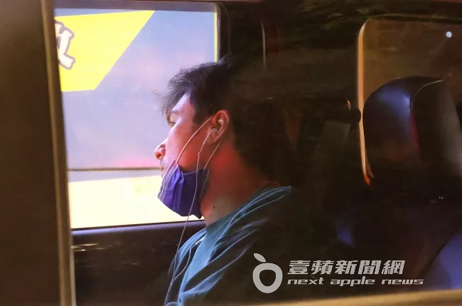 講完手機，鳳小岳突然不自主拉下口罩，頭靠在車窗邊放空，戴著耳機一副若有所思的樣子。特勤中心攝