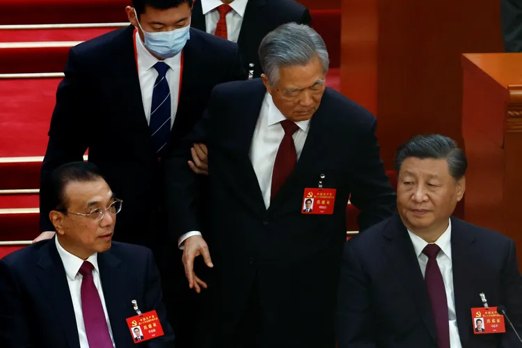 中共前領導人胡錦濤（右二）日前在中共20大閉幕會中場被攙扶離場。路透社