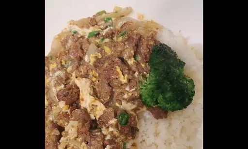 白飯殺手！滑蛋牛肉燴飯輕鬆上手　看完餓了「要收藏起來」