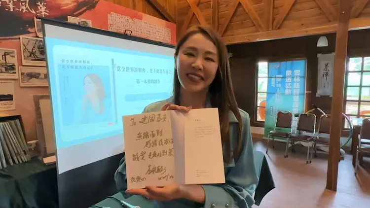 李婉鈺想把新書送給曾經的雲林好友。民眾提供