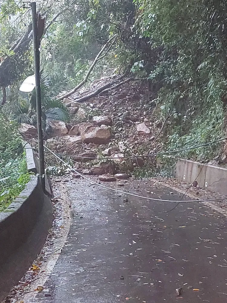 整條道路遭崩落土石淹沒。新店警分局提供