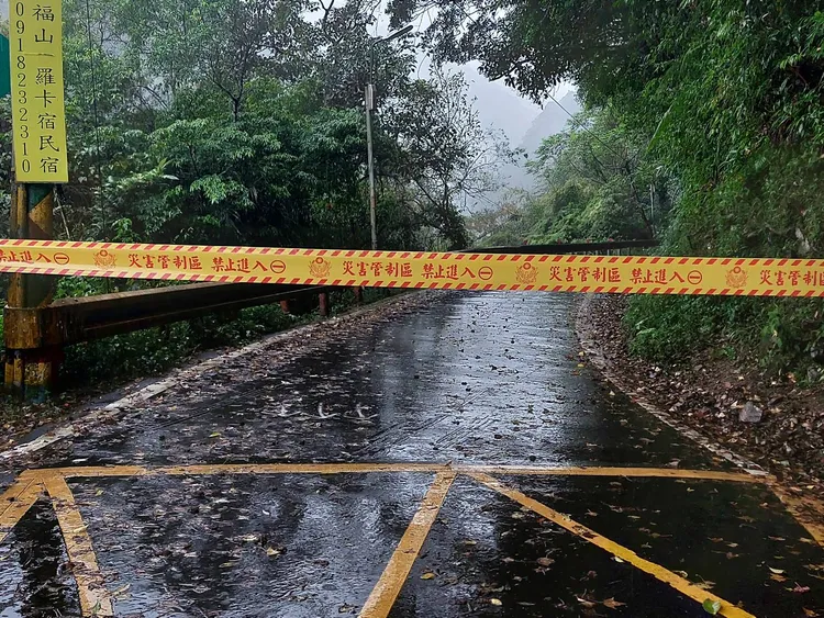 警方封鎖道路以防發生意外。新店警分局提供