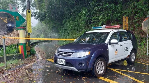 奈格颱風、東北季風共伴北台降大雨 新北烏來土石崩塌道路中斷