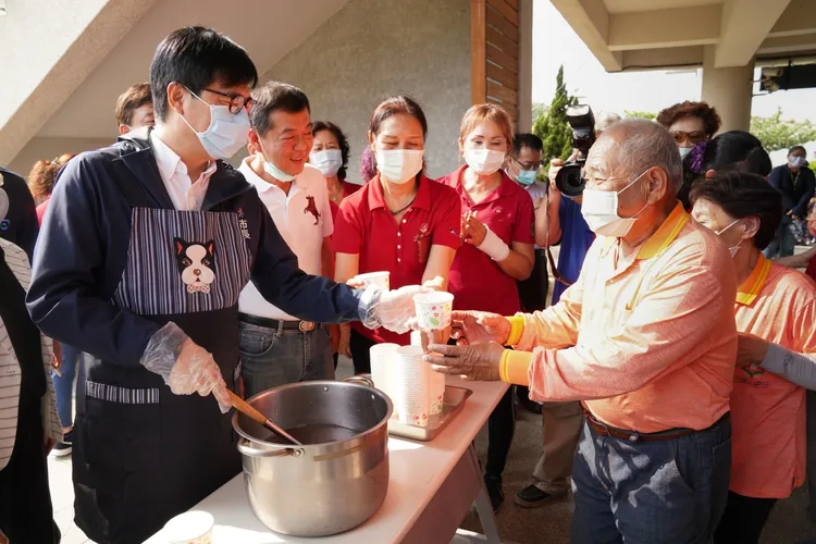 高市府預計年底布建520處社區關懷據點。資照 市府提供