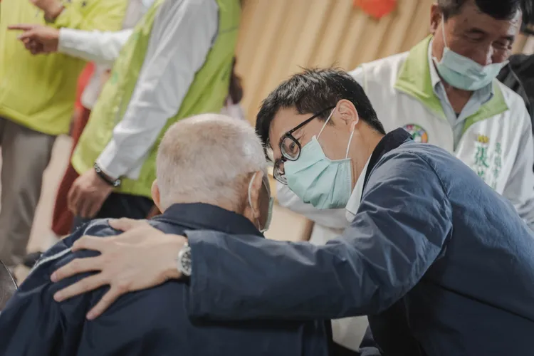 陳其邁承諾，持續擴增社區關懷據點/巷弄站涵蓋率達八成五。資照 市府提供