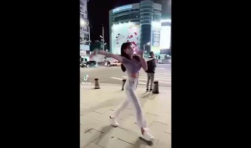 正妹謎之熱舞把街頭當自己家　路人竟是這反應