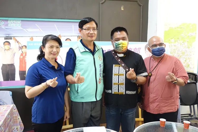 民進黨屏東市長候選人李清聖（左二）發布族群政策，並對周佳琪的指控提出反駁。羅琦文攝