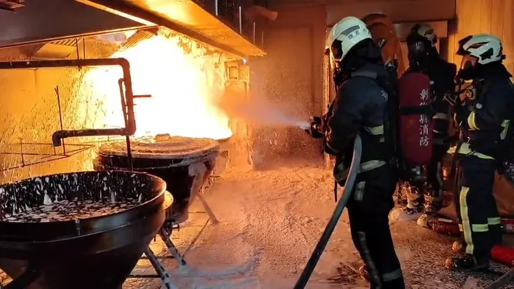 消防員調整瞄子噴口，泡沫平均分散噴灑才及時滅火。民眾提供