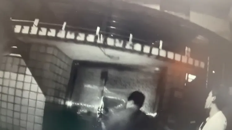 警方破門攻堅。翻攝畫面