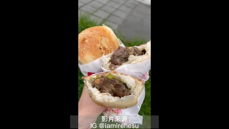 一口咬下湯汁滿滿，胡椒香味四溢。