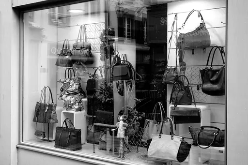 代购精品要求先付钱！对方传47万9诡异汇款单　网友笑：假到令人尴尬