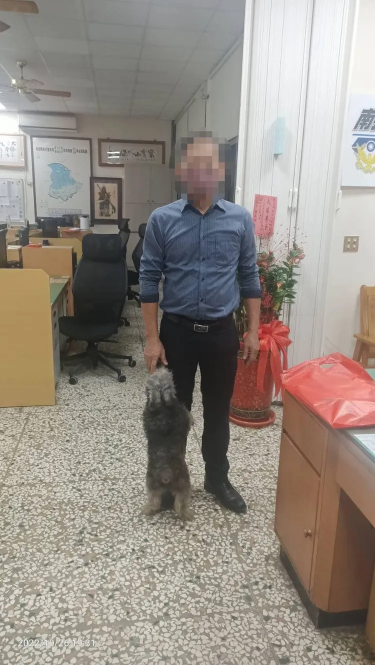 飼主接獲警方通知，到派出所領回愛犬。警方提供