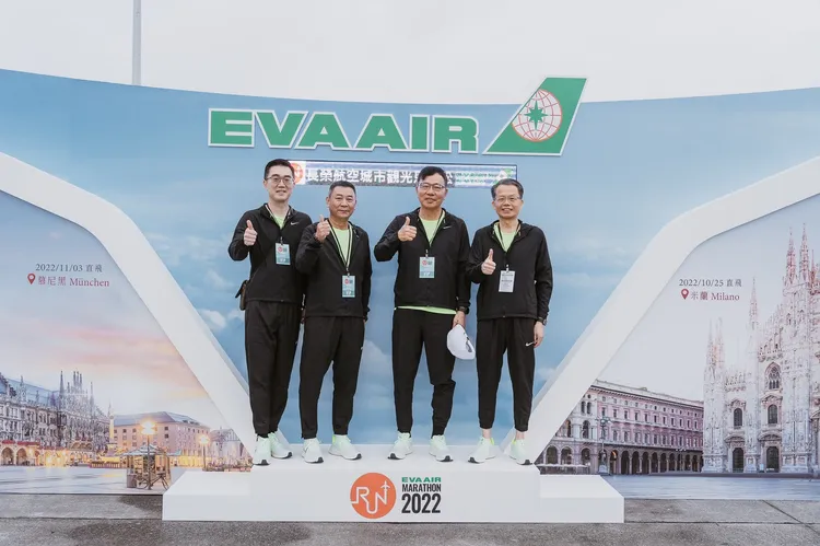 長榮航空董事長林寶水(右二)、總經理孫嘉明(右一)、發言人陳耀銘(左二)及協理王振興(左一)出席2022長榮航空城市觀光馬拉松，同時宣告即將於10月25日開航台北-米蘭、11月3日開航台北-慕尼黑。業者提供