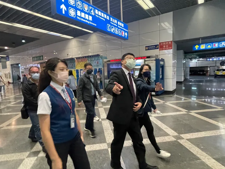 台鐵局長杜微一行人前往松山車站大樓巡視車站管理及商場環境。台鐵提供
