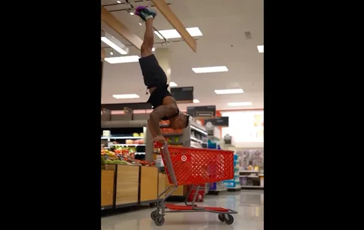 精壯老公又在超市推車炫技 網「老婆白眼翻到後腦勺」