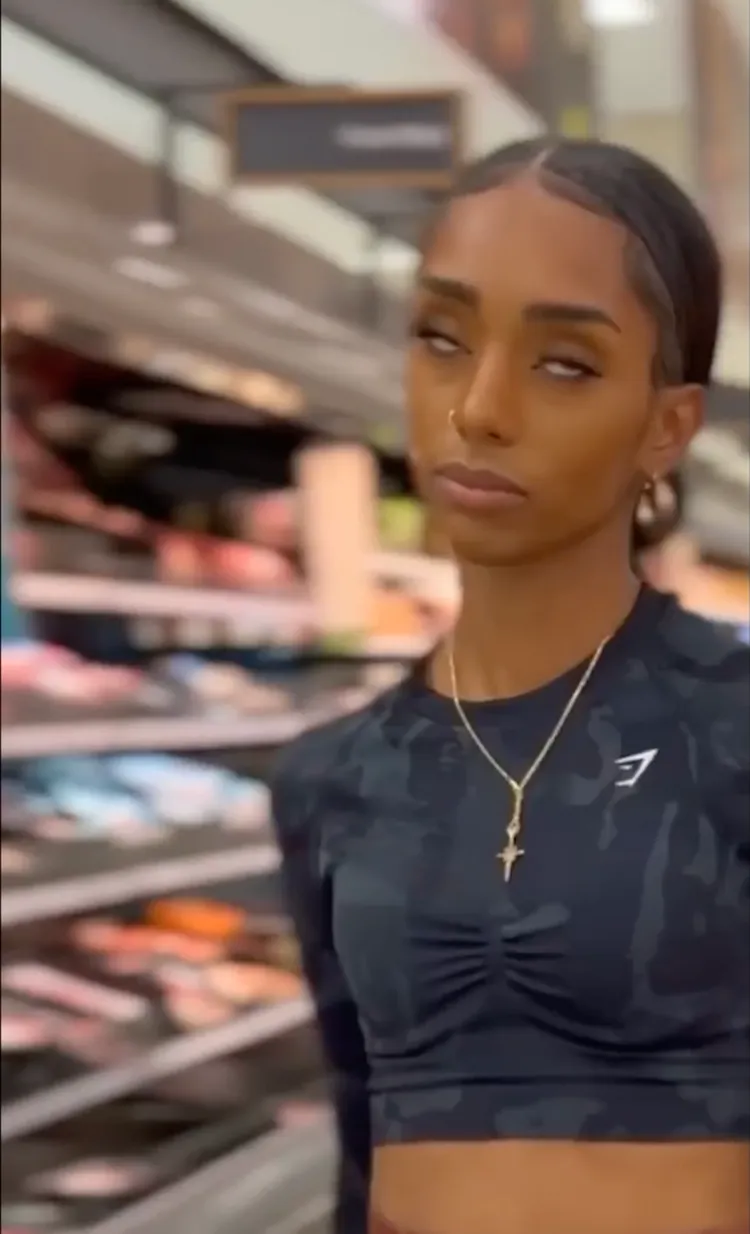 老婆白眼「翻到後腦勺」。