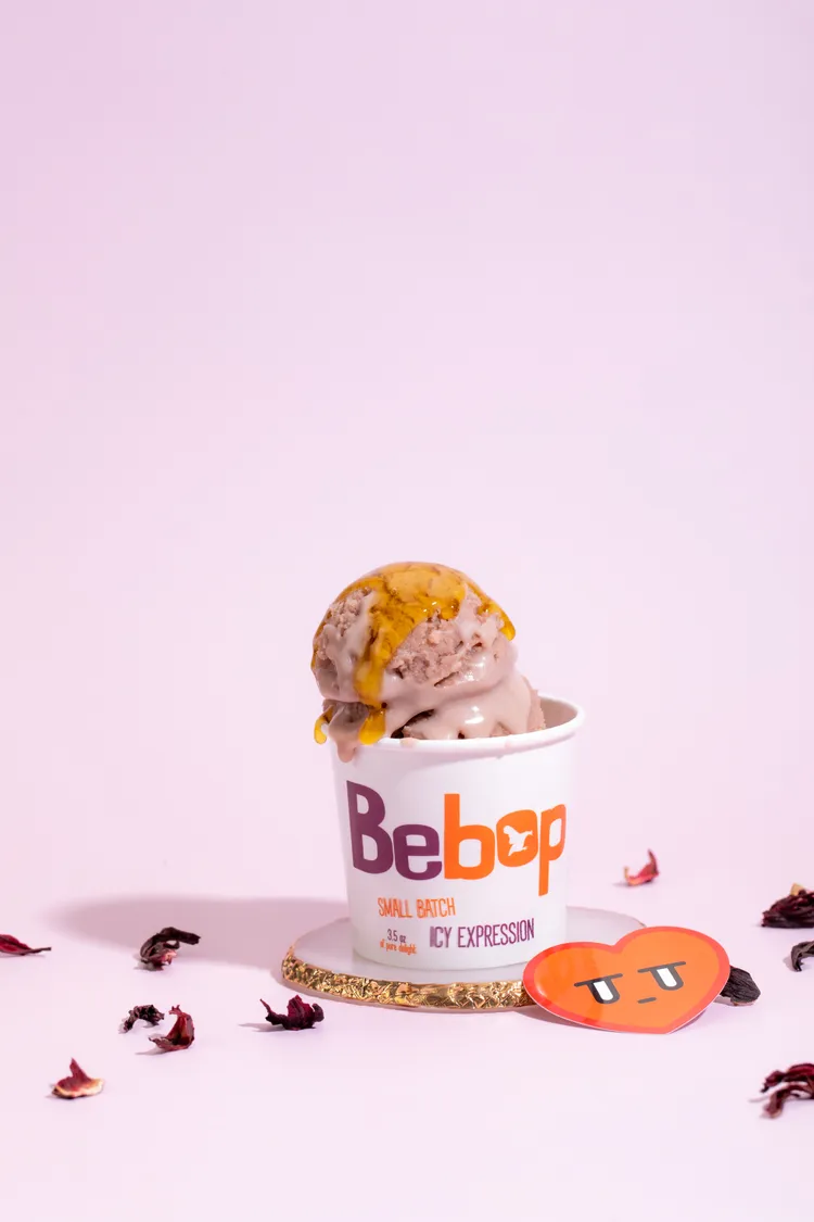 蜂蜜洛神花冰淇淋，口感多層次，展現童年柑仔店裡的仙渣糖既視感。業者提供