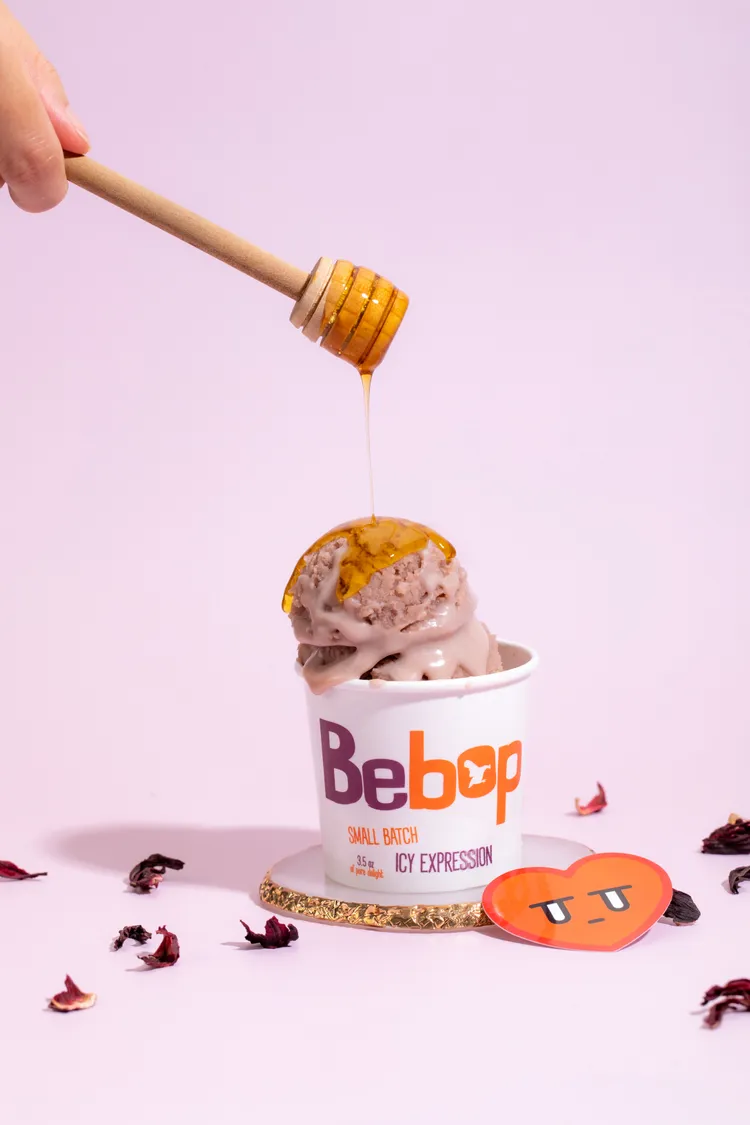 聯名款「蜂蜜洛神花冰淇淋」，即日起開賣限量1000杯，售完為止。業者提供