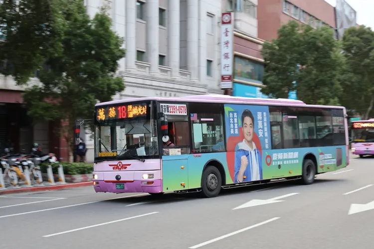 祝福蔣萬安的18號公車已經上路，歡迎台北市民一同捕捉他的英姿。鄭世昌攝