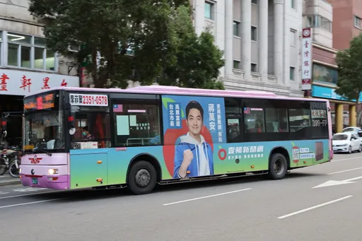 蔣萬安《壹蘋新聞網》公車廣告上路！　快來捕捉「立院第一帥」英姿