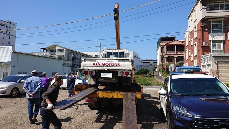 台北市黃姓工廠負責人疑將2輛貨車藏放苗栗，執行署費心找到查封、拖走。執行署新竹分署提供