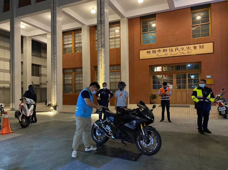 桃園警分局昨晚執行取締噪音車輛勤務。桃園警分局提供