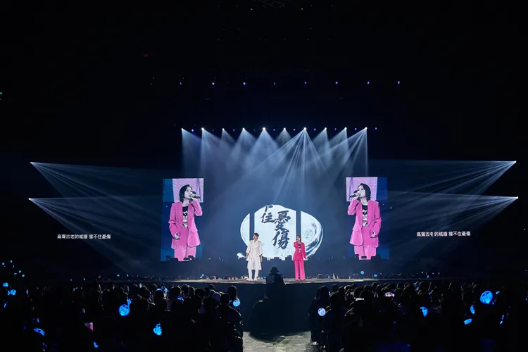 孫協志（左）與孫淑媚相隔20多年再次同台。華貴娛樂提供