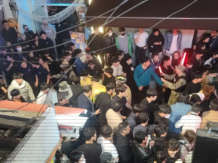 梨泰院29日萬聖節活動現場擁擠模樣。翻攝推特