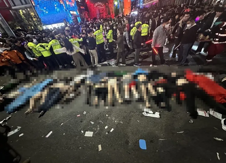 衣衫不整的遺體躺成一排相當震撼。翻攝推特