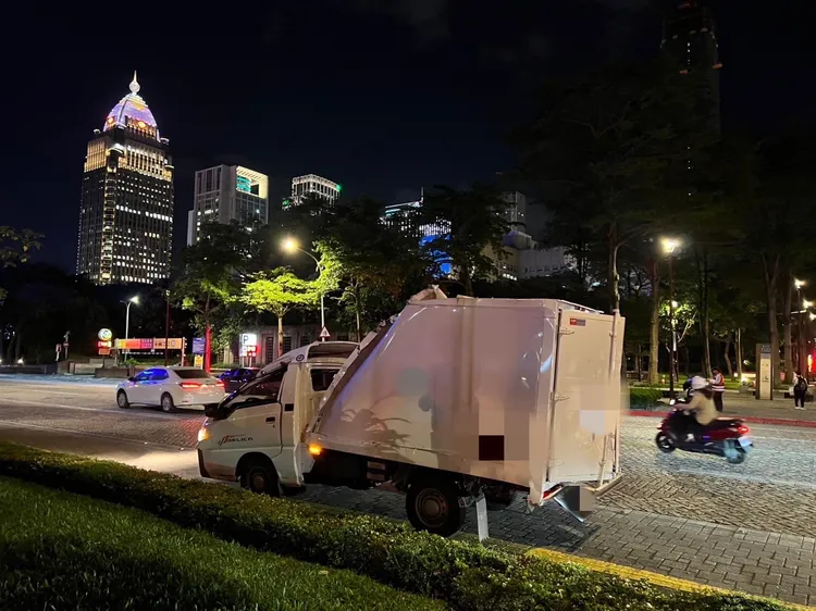 貨車脫困後，後車斗嚴重凹損變形。翻攝畫面