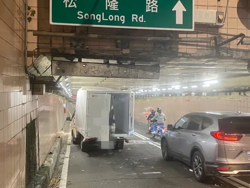 好糗！貨車卡基隆路地下道動彈不得　警助放氣脫困