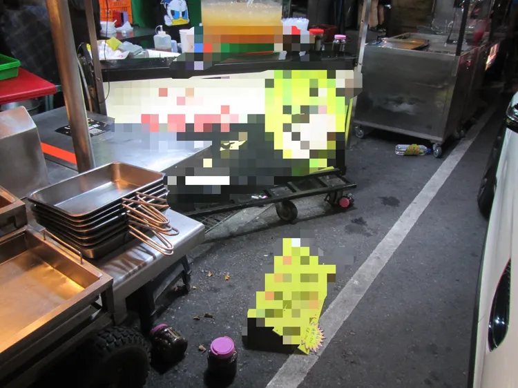 攤上物品遭賓士車上的男子撥翻在地。讀者提供