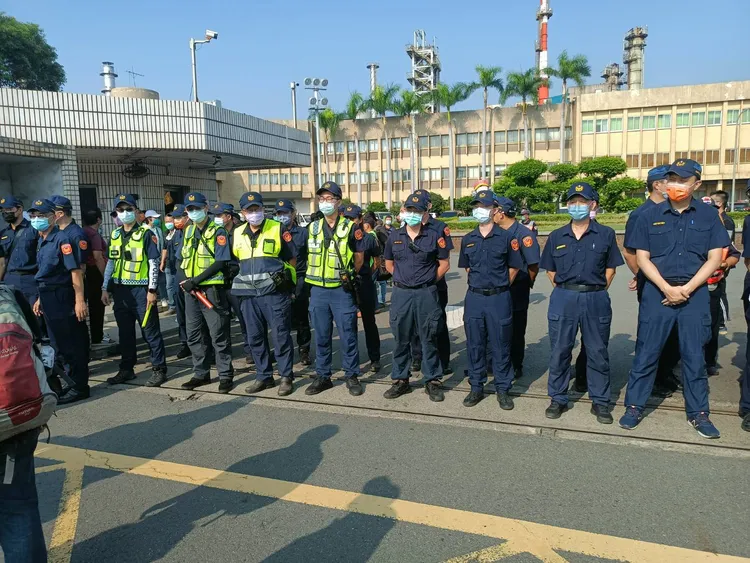 警方在中油大林廠大門口一字排開，不讓外人進入。林錫淵攝