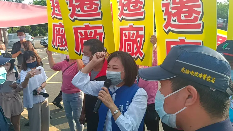 市議員陳麗娜下午率人到場抗議，高喊「長期圍廠，拒絕摸頭」。林錫淵攝