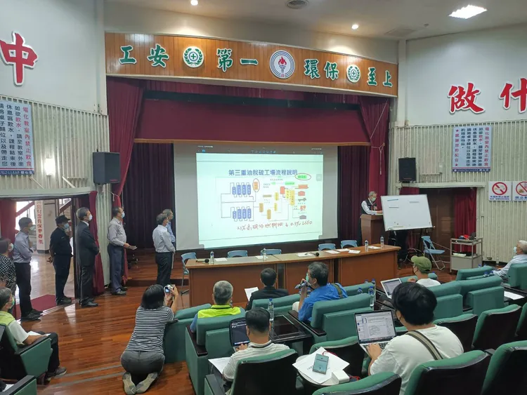 中油煉製事業部執行長辛繼勤（右）說明爆炸可能原因。林錫淵攝