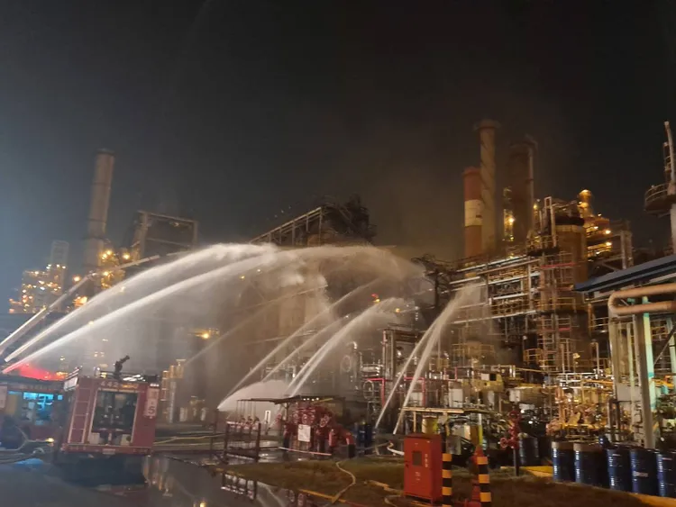 昨夜消防人員動員射水滅火。讀者提供