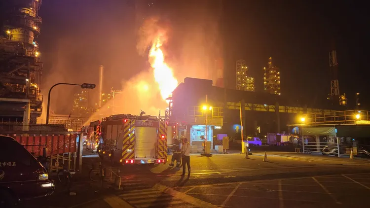 中油大林煉油廠昨晚發生爆炸火警，烈焰衝天。里長洪富賢提供