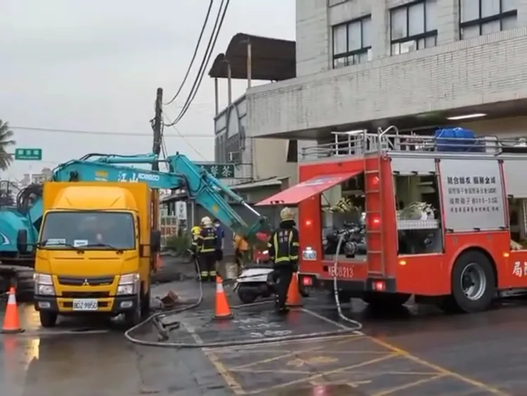 消防人員與瓦斯公司人員到場戒護。 屏東小鎮資訊提供