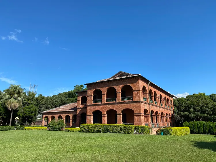 淡水前清英國領事官邸外有一片草地，而內部閣樓被民眾戲稱有萬聖風。館方提供