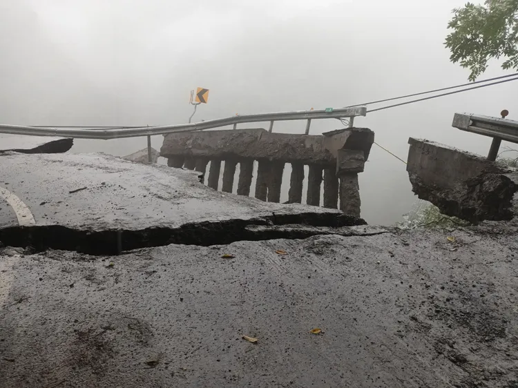 台7線81K+200路段29日再度傳出路基流失災情。四工處提供
