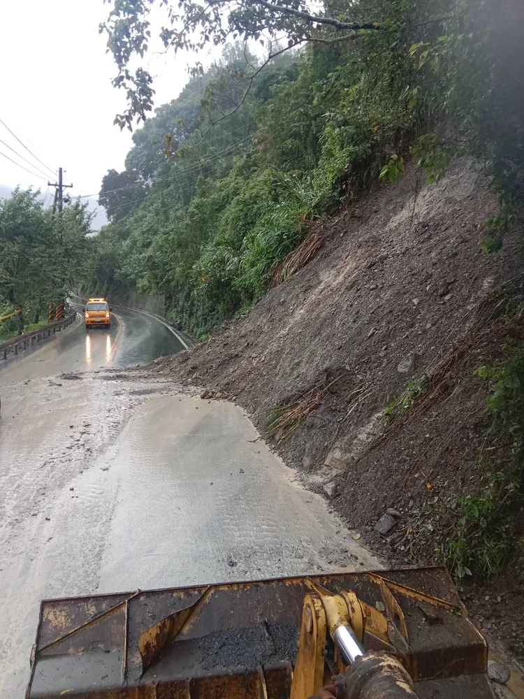 台7線86公里處機具清理坍方。四工處提供