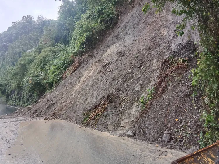 台7線86公里處機具清理坍方。四工處提供