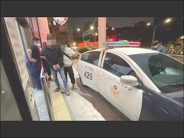 警方循線前往逮捕曾男，曾男坦承販售假錶獲利達百萬。警方提供
