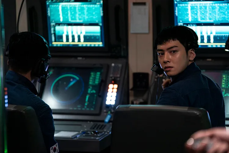 車銀優首度參與電影，飾演海軍聲音探測士官。車庫娛樂提供