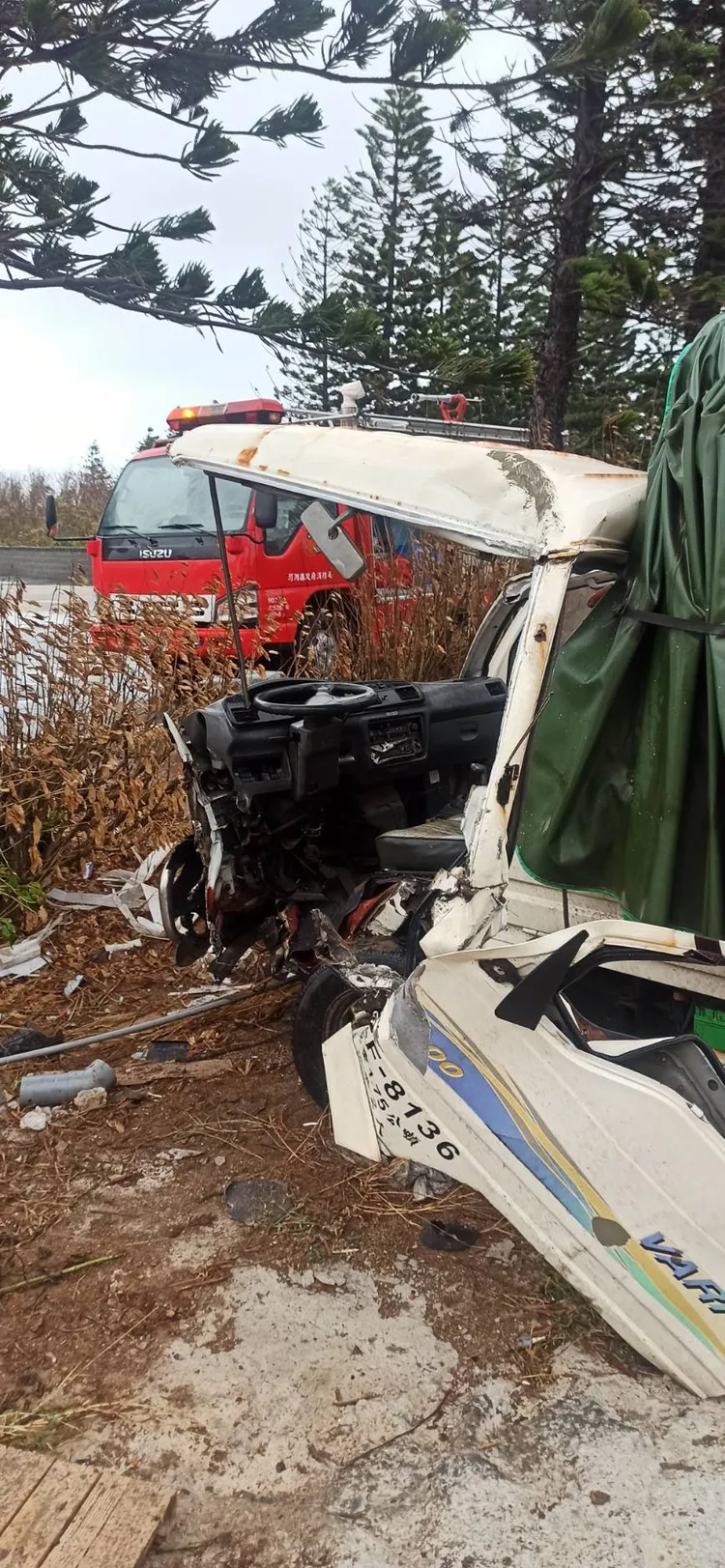 自撞的小貨車，車頭殘破，像被削去一半。警消提供