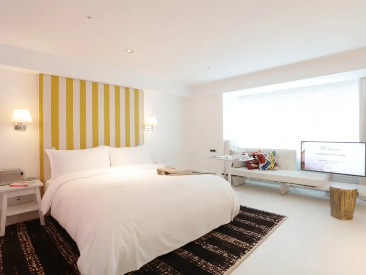 「S Hotel」每晚含稅2,399元起，再享假日不加價與免費延退1小時的雙重好康。易遊網提供