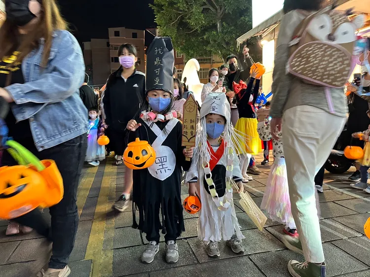 家長將小孩打扮成中國傳統鬼怪七爺八爺，可愛模樣超吸睛。金城鎮公所提供